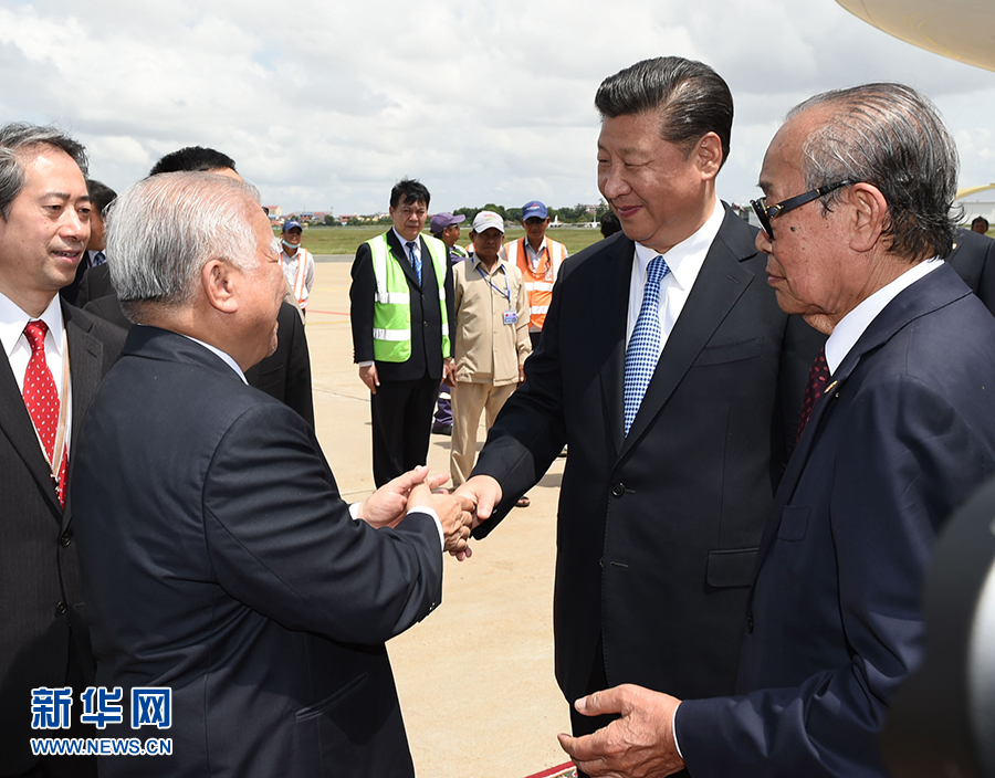 10月13日，國家主席習(xí)近平乘專機(jī)抵達(dá)金邊國際機(jī)場，開始對(duì)柬埔寨王國進(jìn)行國事訪問。柬埔寨副首相兼王宮事務(wù)大臣貢桑奧親王和夏卡朋親王、阿倫公主等在舷梯旁熱情迎接習(xí)近平主席。新華社記者　謝環(huán)馳　攝