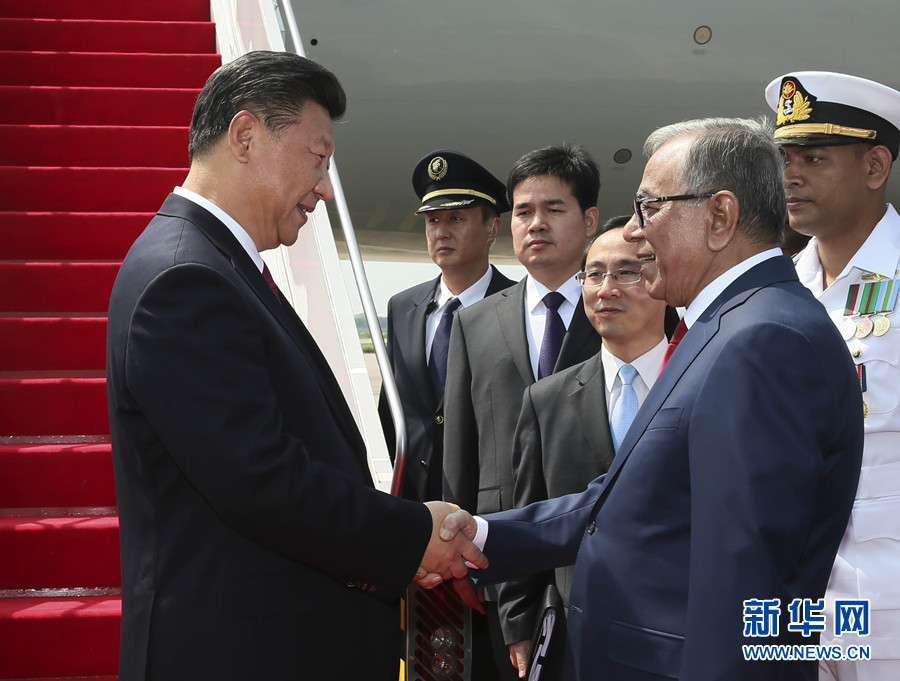10月14日，國家主席習(xí)近平抵達(dá)達(dá)卡，開始對(duì)孟加拉人民共和國進(jìn)行國事訪問。這是孟加拉國總統(tǒng)哈米德在舷梯旁迎接習(xí)近平主席。 新華社記者蘭紅光 攝