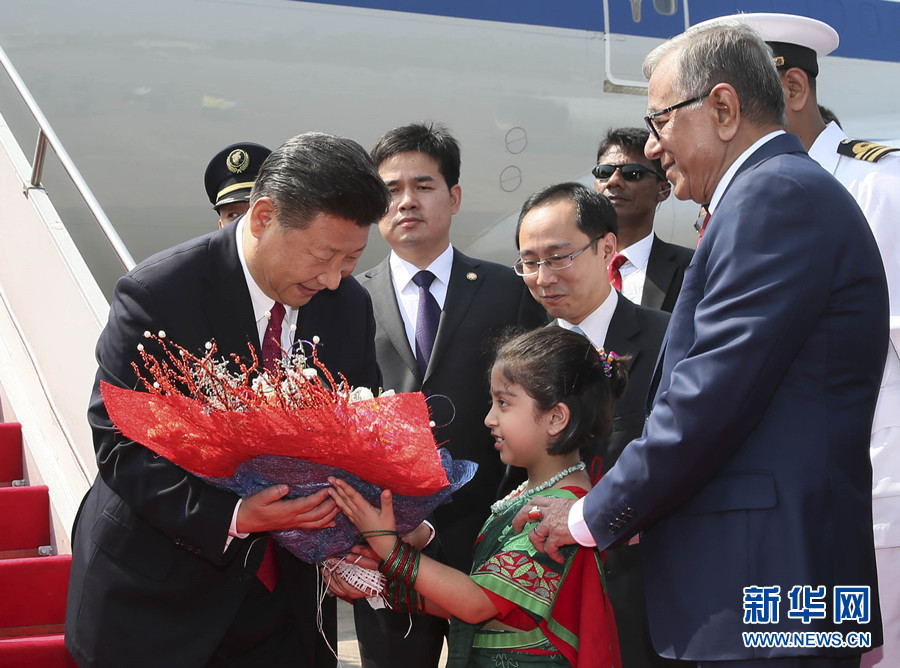 10月14日，國家主席習(xí)近平抵達(dá)達(dá)卡，開始對(duì)孟加拉人民共和國進(jìn)行國事訪問。這是習(xí)近平接受孟加拉國兒童獻(xiàn)花。 新華社記者 蘭紅光 攝