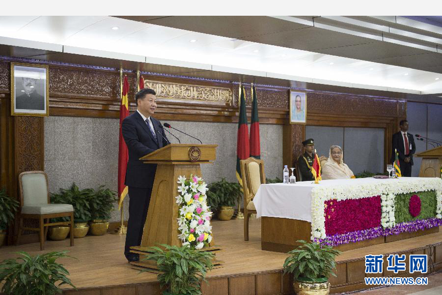 10月14日，國(guó)家主席習(xí)近平在達(dá)卡同孟加拉國(guó)總理哈西娜舉行會(huì)談。這是會(huì)談后，兩國(guó)領(lǐng)導(dǎo)人共同會(huì)見記者。 新華社記者謝環(huán)馳攝 