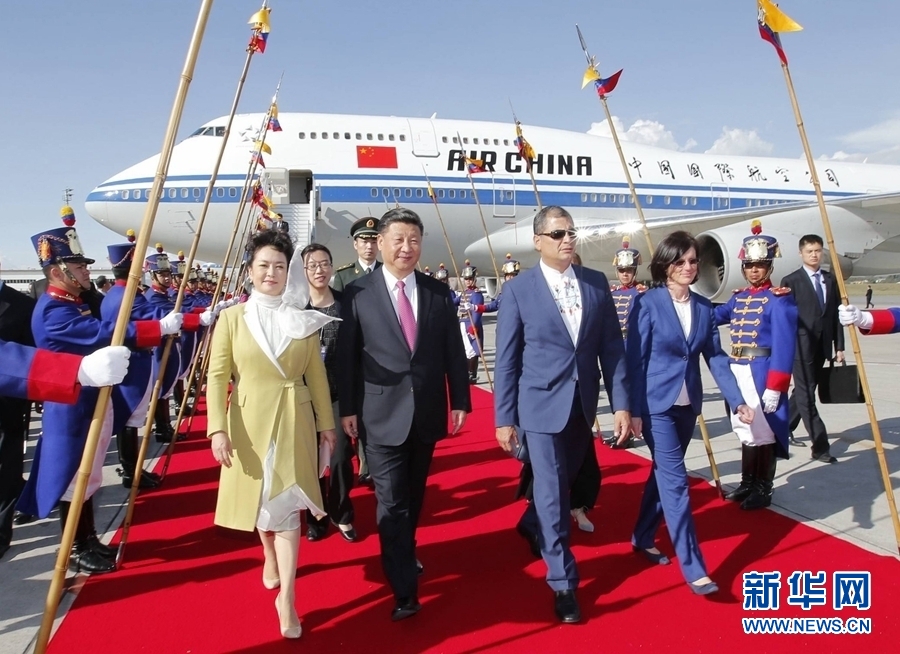 當(dāng)?shù)貢r(shí)間11月17日，國家主席習(xí)近平乘專機(jī)抵達(dá)基多，開始對(duì)厄瓜多爾共和國進(jìn)行國事訪問。厄瓜多爾總統(tǒng)科雷亞和夫人馬勒布等在機(jī)場熱情迎接習(xí)近平和夫人彭麗媛。新華社記者 鞠鵬 攝 