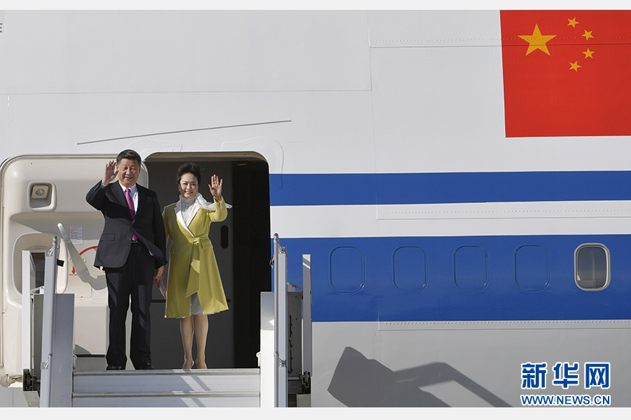 當(dāng)?shù)貢r(shí)間11月17日，國家主席習(xí)近平乘專機(jī)抵達(dá)基多，開始對(duì)厄瓜多爾共和國進(jìn)行國事訪問。這是習(xí)近平與夫人彭麗媛向歡迎人群揮手致意。新華社記者 王曄 攝 