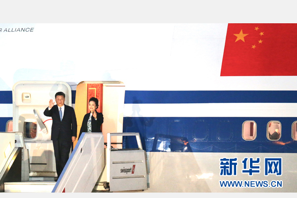 當?shù)貢r間11月18日，國家主席習近平抵達利馬，出席亞太經(jīng)合組織第二十四次領(lǐng)導(dǎo)人非正式會議并對秘魯共和國進行國事訪問。習近平和夫人彭麗媛受到秘魯副總統(tǒng)阿勞斯等熱情迎接。新華社記者 丁林 攝