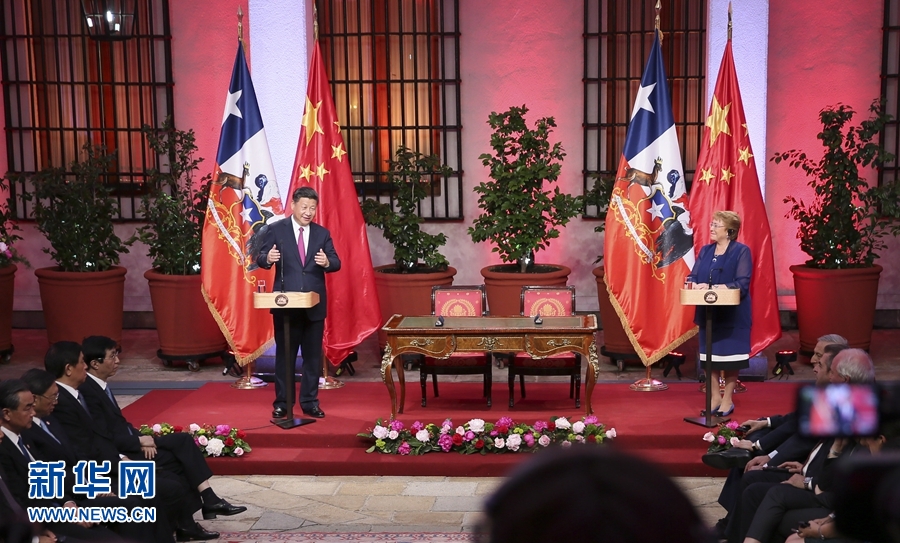 11月22日，國家主席習(xí)近平在圣地亞哥同智利總統(tǒng)巴切萊特舉行會(huì)談。這是會(huì)談后，兩國元首共同會(huì)見記者。 新華社記者 蘭紅光 攝