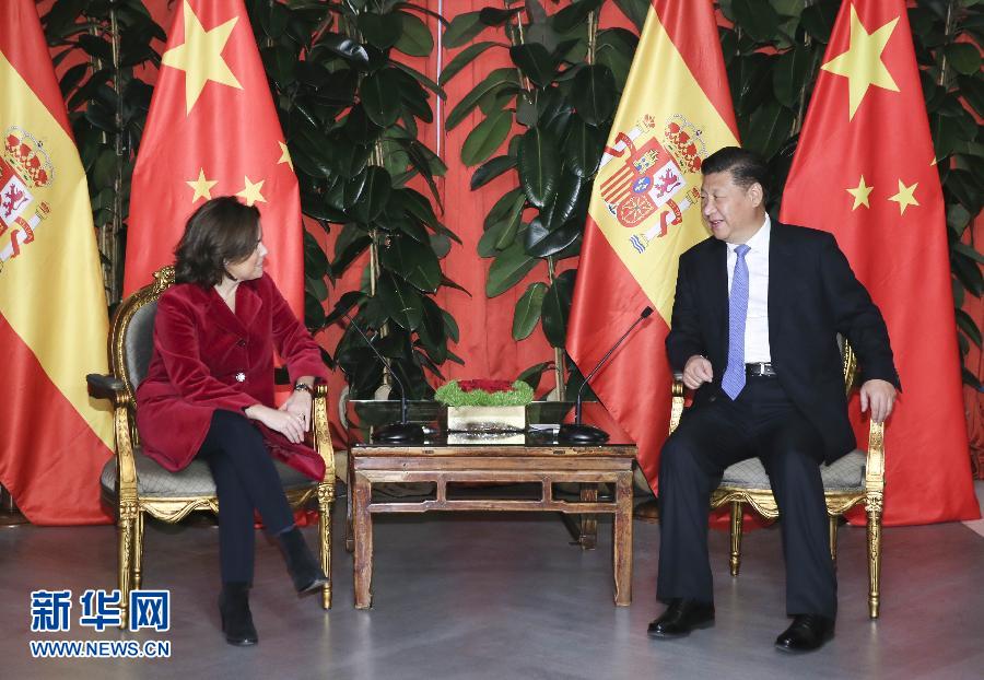 11月24日，國家主席習(xí)近平在西班牙大加那利島會見西班牙副首相薩恩斯。 新華社記者 蘭紅光 攝