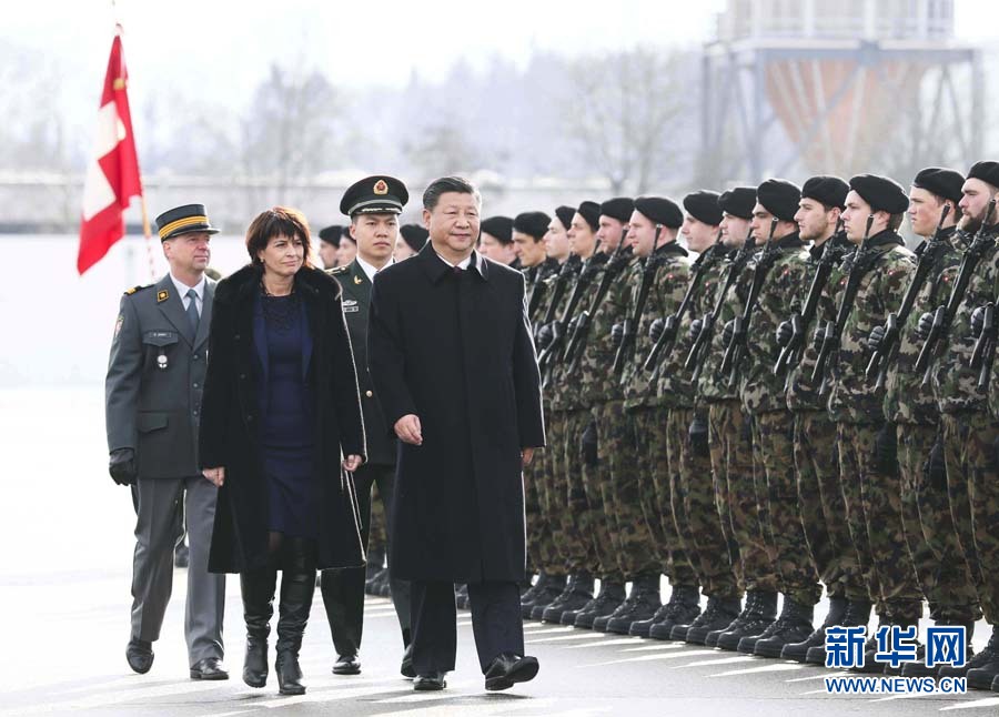 1月15日，國家主席習(xí)近平乘專機抵達(dá)蘇黎世，開始對瑞士聯(lián)邦進(jìn)行國事訪問。 這是習(xí)近平在瑞士聯(lián)邦主席洛伊特哈德陪同下檢閱儀仗隊。新華社記者 蘭紅光 攝