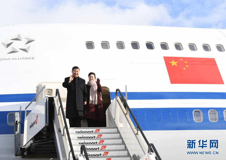 1月15日，國家主席習(xí)近平乘專機抵達(dá)蘇黎世，開始對瑞士聯(lián)邦進(jìn)行國事訪問。 這是習(xí)近平和夫人彭麗媛步出艙門。 新華社記者 饒愛民 攝