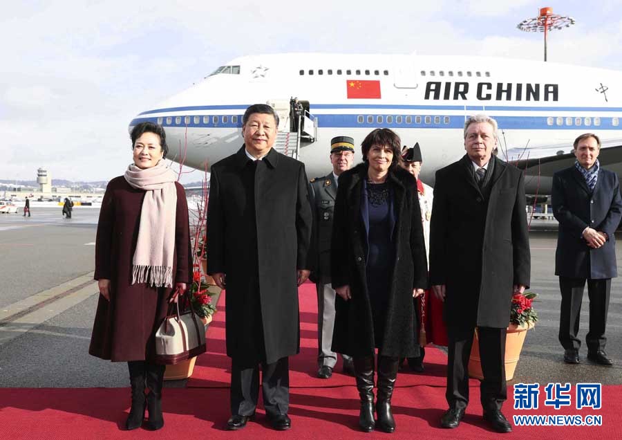 1月15日，國家主席習(xí)近平乘專機抵達(dá)蘇黎世，開始對瑞士聯(lián)邦進(jìn)行國事訪問。這是瑞士聯(lián)邦主席洛伊特哈德在機場為習(xí)近平和夫人彭麗媛舉行隆重歡迎儀式。 新華社記者 蘭紅光 攝