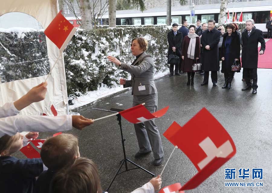 這是習(xí)近平和夫人彭麗媛在伯爾尼克爾薩茨火車站觀看瑞士童聲合唱團表演。 新華社記者 蘭紅光 攝
