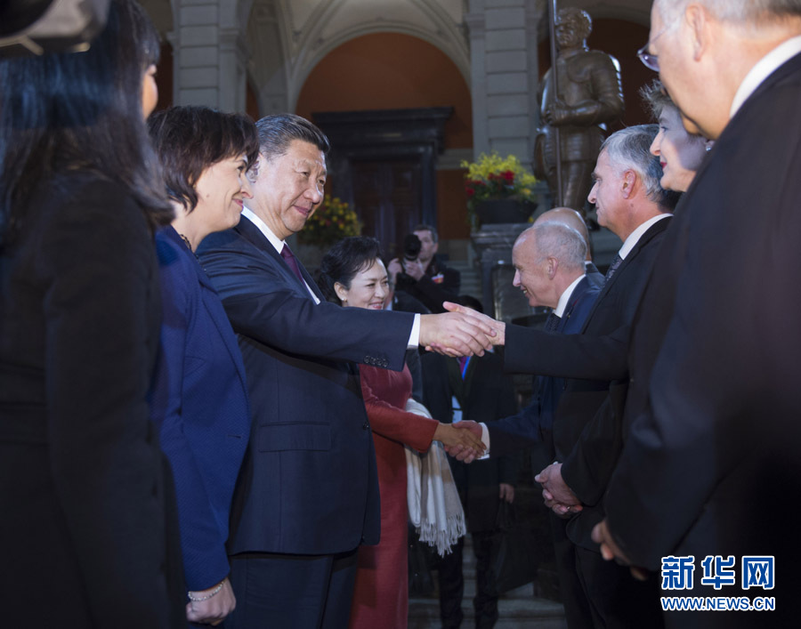 1月15日，國(guó)家主席習(xí)近平在伯爾尼出席瑞士聯(lián)邦委員會(huì)全體委員集體舉行的迎接儀式并致辭。 新華社記者 謝環(huán)馳 攝