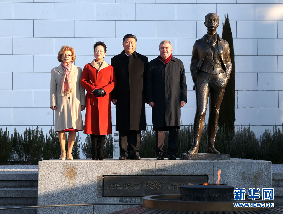 1月18日，國(guó)家主席習(xí)近平在瑞士洛桑國(guó)際奧林匹克博物館會(huì)見國(guó)際奧林匹克委員會(huì)主席巴赫。這是習(xí)近平和夫人彭麗媛與巴赫夫婦在現(xiàn)代奧林匹克運(yùn)動(dòng)發(fā)起人顧拜旦雕像前合影。新華社記者 姚大偉 攝