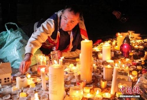 3月23日晚，倫敦民眾在市中心的特拉法加廣場(chǎng)舉行燭光集會(huì)，悼念此前一天發(fā)生在英國(guó)議會(huì)大廈附近的恐怖襲擊事件遇難者。 <a target='_blank' ><p  align=