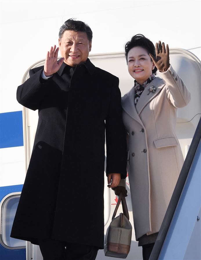 4月4日，國家主席習近平乘專機抵達赫爾辛基，開始對芬蘭共和國進行國事訪問。這是習近平和夫人彭麗媛步出艙門。 新華社記者 饒愛民 攝 