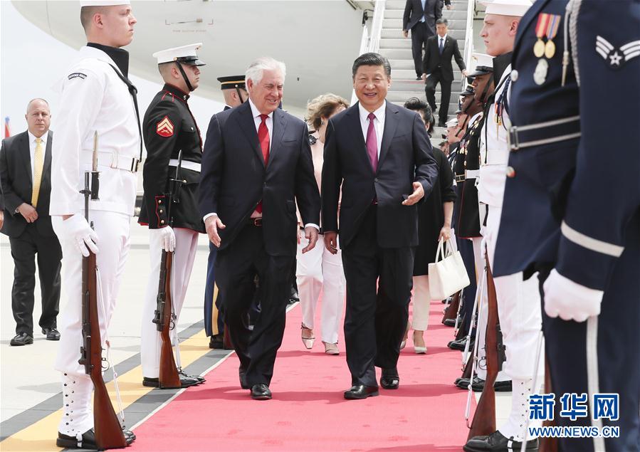 4月6日，國(guó)家主席習(xí)近平乘專機(jī)抵達(dá)美國(guó)佛羅里達(dá)州，將在海湖莊園同美國(guó)總統(tǒng)特朗普舉行中美元首會(huì)晤。習(xí)近平和夫人彭麗媛受到美國(guó)國(guó)務(wù)卿蒂勒森夫婦等熱情迎接。新華社記者 蘭紅光 攝 