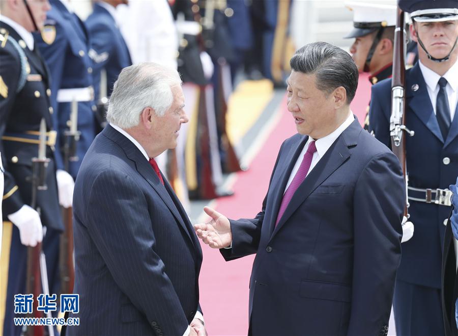 4月6日，國(guó)家主席習(xí)近平乘專機(jī)抵達(dá)美國(guó)佛羅里達(dá)州，將在海湖莊園同美國(guó)總統(tǒng)特朗普舉行中美元首會(huì)晤。習(xí)近平和夫人彭麗媛受到美國(guó)國(guó)務(wù)卿蒂勒森夫婦等熱情迎接。新華社記者 丁林 攝 