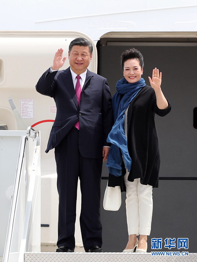 4月6日，國(guó)家主席習(xí)近平乘專機(jī)抵達(dá)美國(guó)佛羅里達(dá)州，將在海湖莊園同美國(guó)總統(tǒng)特朗普舉行中美元首會(huì)晤。這是習(xí)近平和夫人彭麗媛步出機(jī)艙。新華社記者 劉衛(wèi)兵 攝 