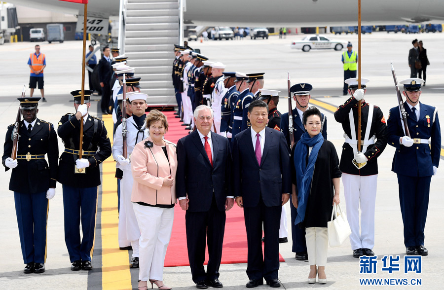 4月6日，國(guó)家主席習(xí)近平乘專機(jī)抵達(dá)美國(guó)佛羅里達(dá)州，將在海湖莊園同美國(guó)總統(tǒng)特朗普舉行中美元首會(huì)晤。習(xí)近平和夫人彭麗媛受到美國(guó)國(guó)務(wù)卿蒂勒森夫婦等熱情迎接。新華社記者 吳曉凌 攝