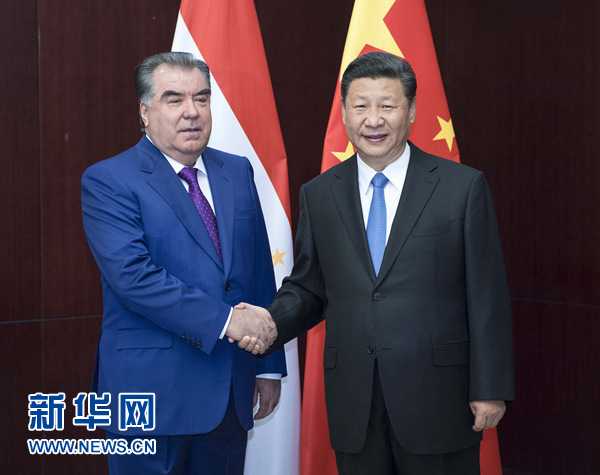 6月9日，國家主席習近平在阿斯塔納會見塔吉克斯坦總統(tǒng)拉赫蒙。新華社記者 李濤 攝