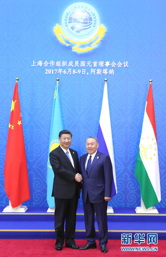6月9日，國(guó)家主席習(xí)近平在哈薩克斯坦首都阿斯塔納出席上海合作組織成員國(guó)元首理事會(huì)第十七次會(huì)議并發(fā)表重要講話。這是習(xí)近平出席會(huì)議時(shí)，受到哈薩克斯坦總統(tǒng)納扎爾巴耶夫的熱情迎接。新華社記者 馬占成 攝