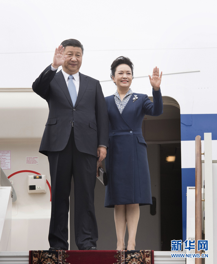 7月3日，國家主席習(xí)近平乘專機抵達(dá)莫斯科，開始對俄羅斯聯(lián)邦進行國事訪問。這是習(xí)近平和夫人彭麗媛步出艙門。 新華社記者 李學(xué)仁 攝