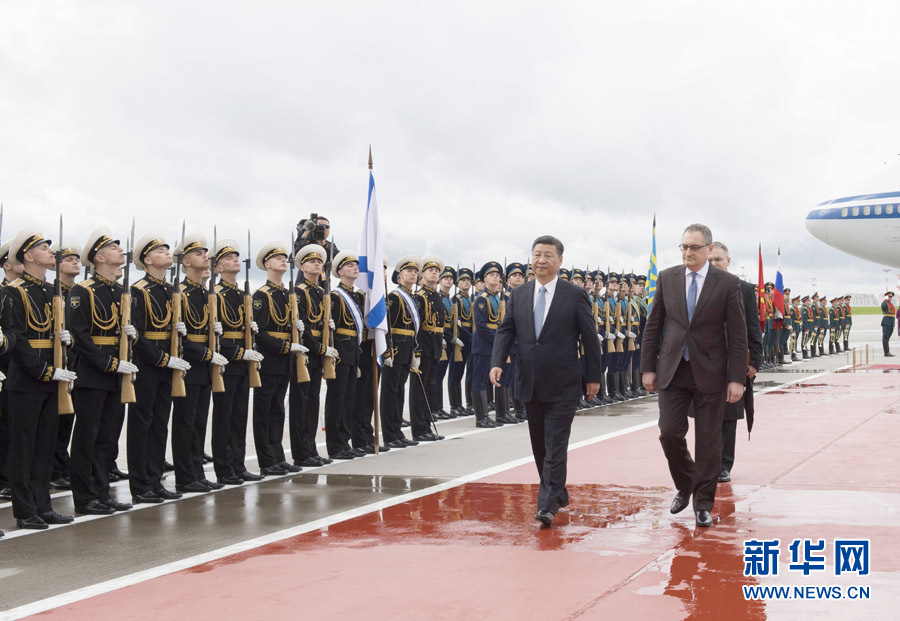 7月3日，國家主席習(xí)近平乘專機抵達(dá)莫斯科，開始對俄羅斯聯(lián)邦進行國事訪問。這是習(xí)近平出席機場歡迎儀式。 新華社記者 李學(xué)仁 攝