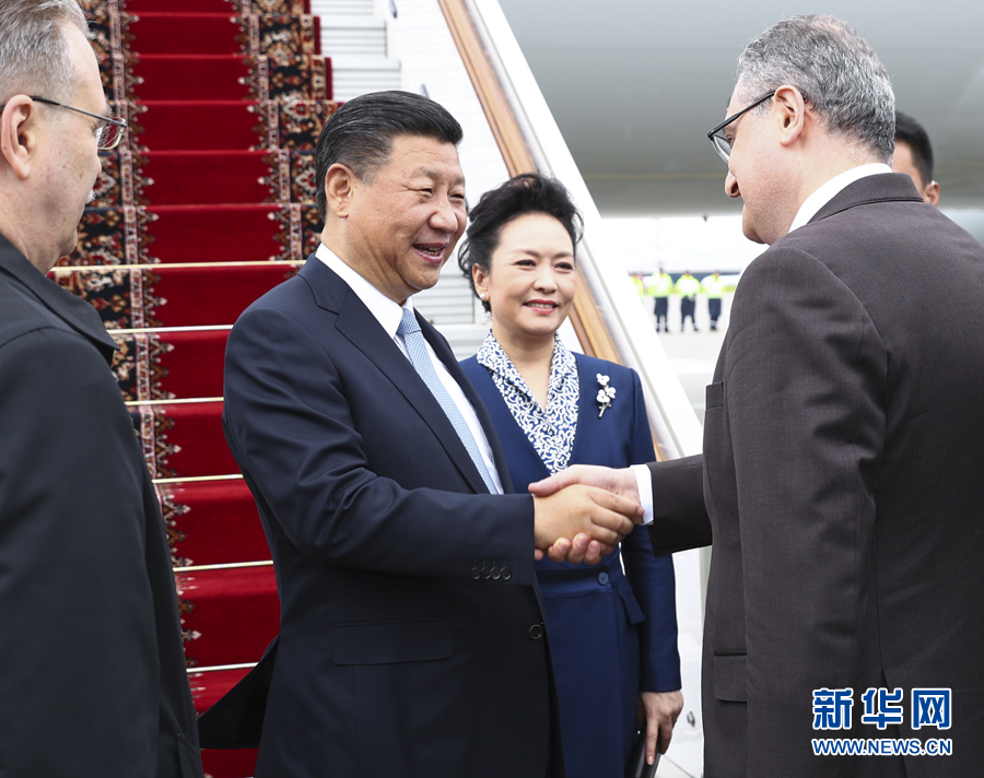 7月3日，國家主席習(xí)近平乘專機抵達(dá)莫斯科，開始對俄羅斯聯(lián)邦進行國事訪問。這是習(xí)近平和夫人彭麗媛受到俄羅斯政府高級官員熱情迎接。新華社記者 謝環(huán)馳 攝 