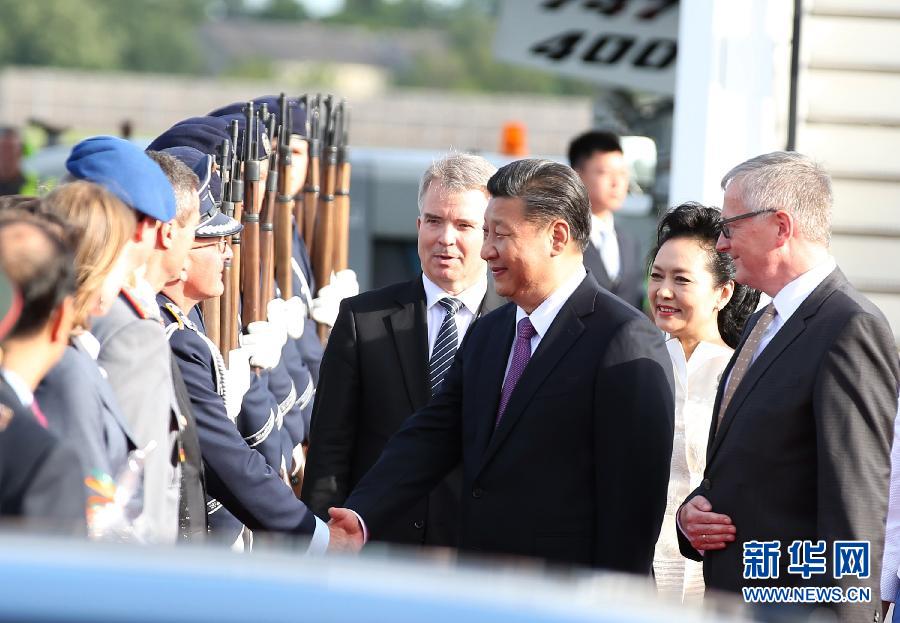 7月4日，國家主席習(xí)近平乘專機(jī)抵達(dá)柏林，開始對德意志聯(lián)邦共和國進(jìn)行國事訪問。德國政府高級官員在舷梯旁迎接習(xí)近平和夫人彭麗媛。新華社記者 姚大偉 攝