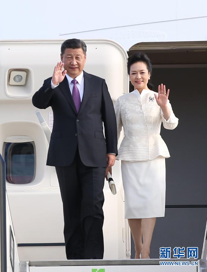 7月4日，國家主席習(xí)近平乘專機(jī)抵達(dá)柏林，開始對德意志聯(lián)邦共和國進(jìn)行國事訪問。這是習(xí)近平和夫人彭麗媛步出艙門。 新華社記者 姚大偉 攝