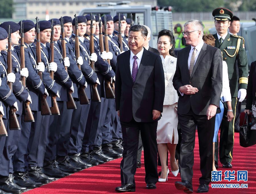 7月4日，國家主席習(xí)近平乘專機(jī)抵達(dá)柏林，開始對德意志聯(lián)邦共和國進(jìn)行國事訪問。德國政府高級官員在舷梯旁迎接習(xí)近平和夫人彭麗媛。新華社記者 王曄 攝