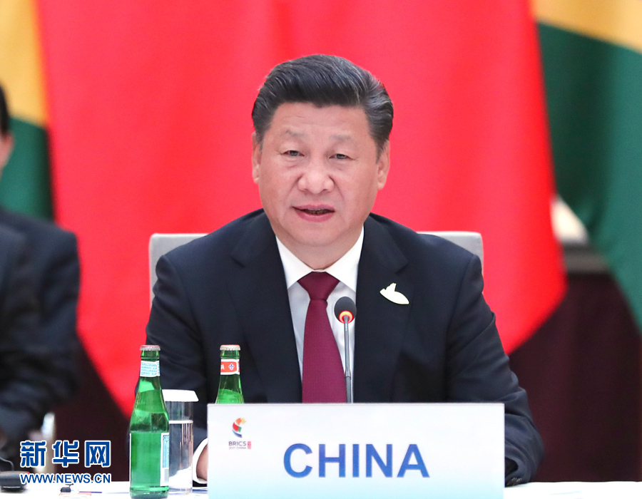 7月7日，國家主席習(xí)近平在德國漢堡主持金磚國家領(lǐng)導(dǎo)人非正式會晤，發(fā)表引導(dǎo)性講話和總結(jié)講話。 新華社記者 馬占成 攝