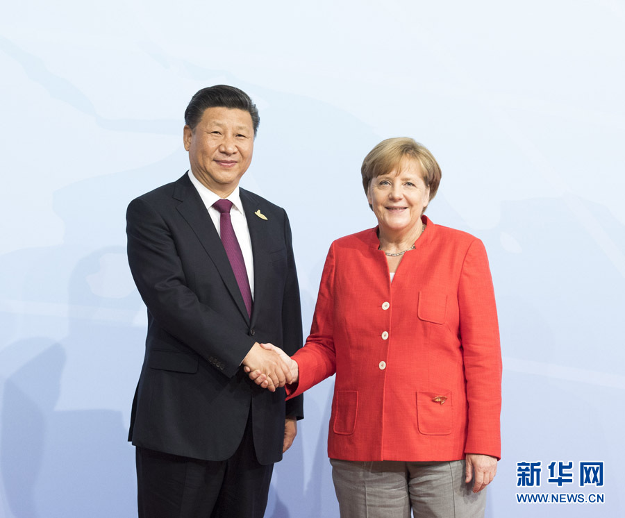 7月7日，二十國集團領(lǐng)導(dǎo)人第十二次峰會在德國漢堡舉行。國家主席習近平出席并發(fā)表題為《堅持開放包容　推動聯(lián)動增長》的重要講話。這是峰會開始前，習近平受到德國總理默克爾迎接。新華社記者 李學(xué)仁 攝 