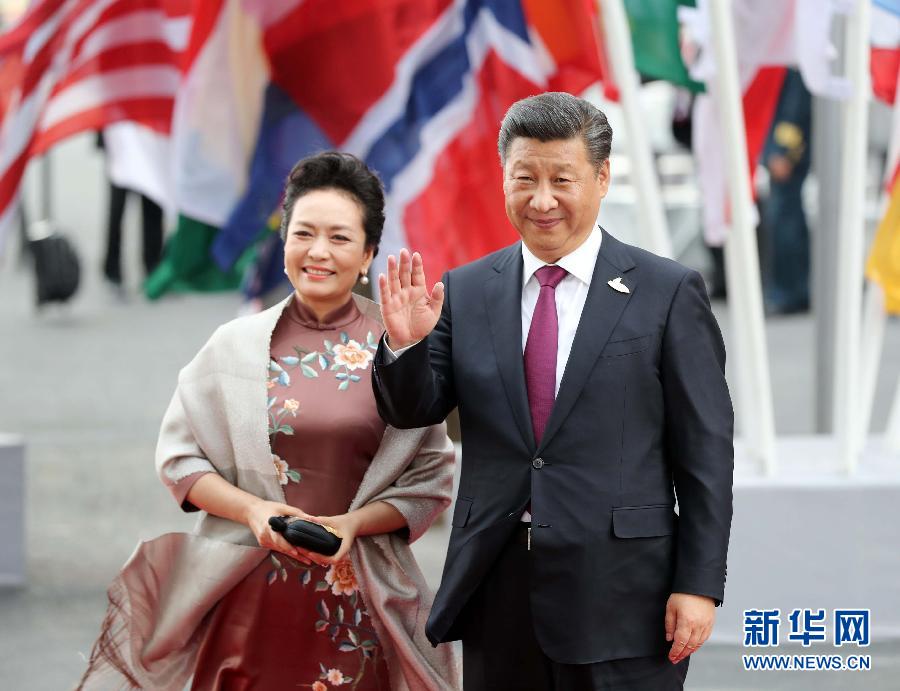 7月7日，二十國集團領(lǐng)導(dǎo)人第十二次峰會在德國漢堡舉行。國家主席習近平出席并發(fā)表題為《堅持開放包容　推動聯(lián)動增長》的重要講話。這是習近平和夫人彭麗媛出席漢堡峰會舉行的音樂會。新華社記者 劉衛(wèi)兵 攝 