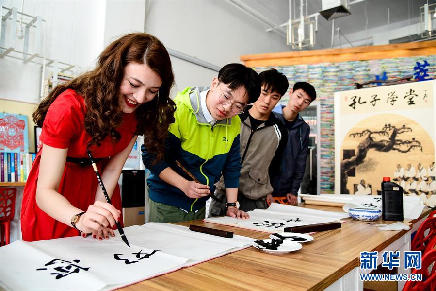 （新華全媒頭條·上合青島峰會·圖文互動）（13）遠(yuǎn)航，揚(yáng)起“上海精神”的時代風(fēng)帆——寫在上海合作組織成員國元首理事會第十八次會議即將召開之際