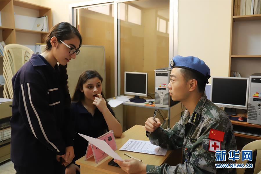 (新華網(wǎng))(1)接力義診 傳遞友誼——記中國赴黎維和醫(yī)療分隊(duì)在當(dāng)?shù)貙W(xué)校義診