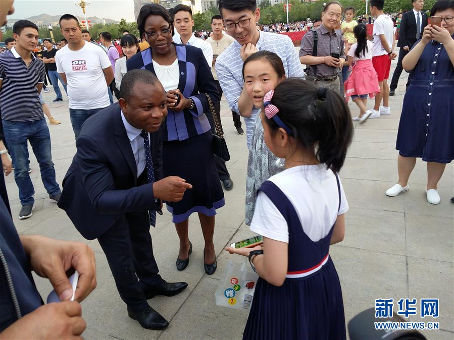 (圖文互動)(3)多國駐日內(nèi)瓦外交官走訪新疆稱贊經(jīng)濟發(fā)展社會和諧