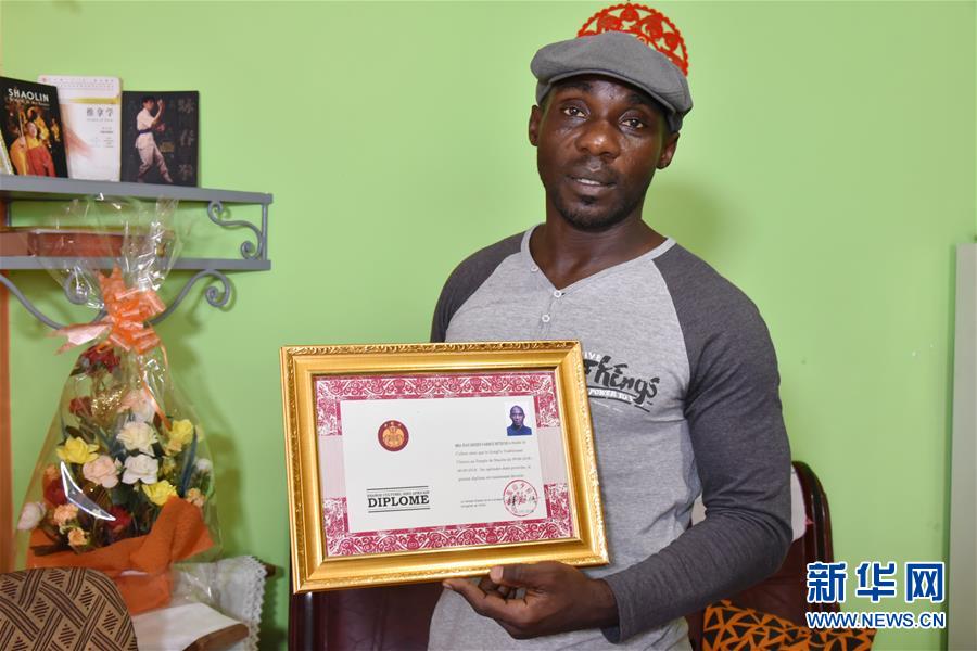 （國際·圖文互動(dòng)）（2）通訊：“我也曾混跡街頭，終于靠習(xí)武自立”——喀麥隆人姆巴的武術(shù)情緣