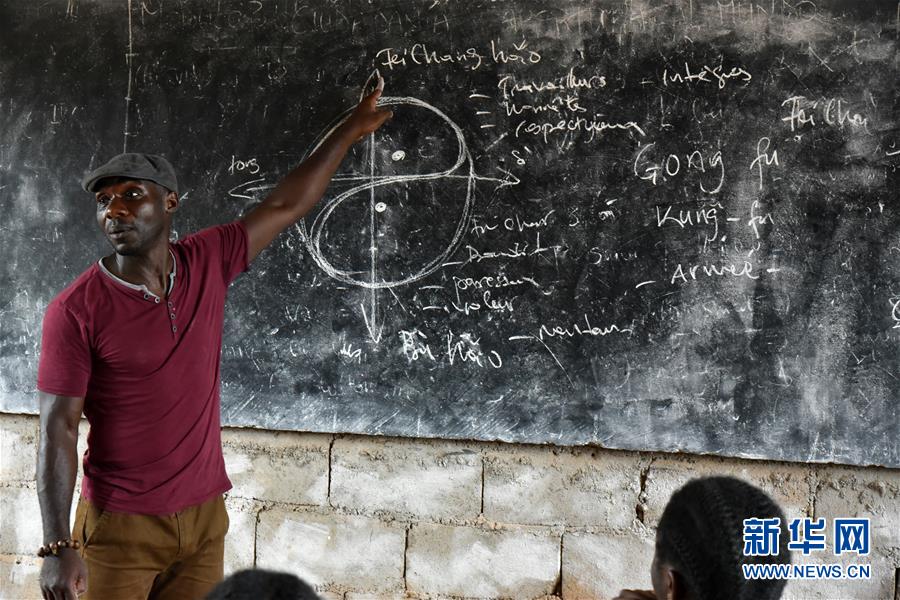 （國際·圖文互動(dòng)）（5）通訊：“我也曾混跡街頭，終于靠習(xí)武自立”——喀麥隆人姆巴的武術(shù)情緣