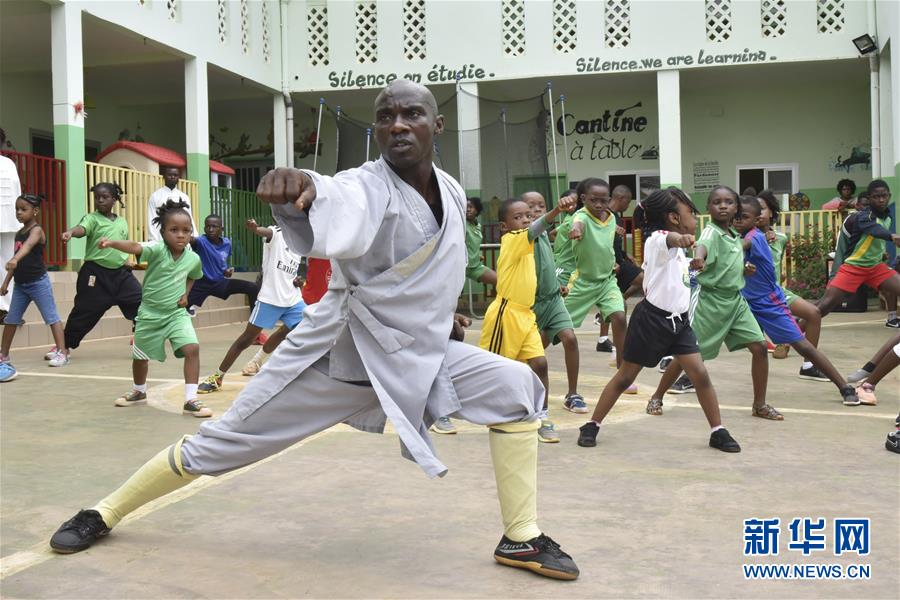 （國際·圖文互動(dòng)）（6）通訊：“我也曾混跡街頭，終于靠習(xí)武自立”——喀麥隆人姆巴的武術(shù)情緣