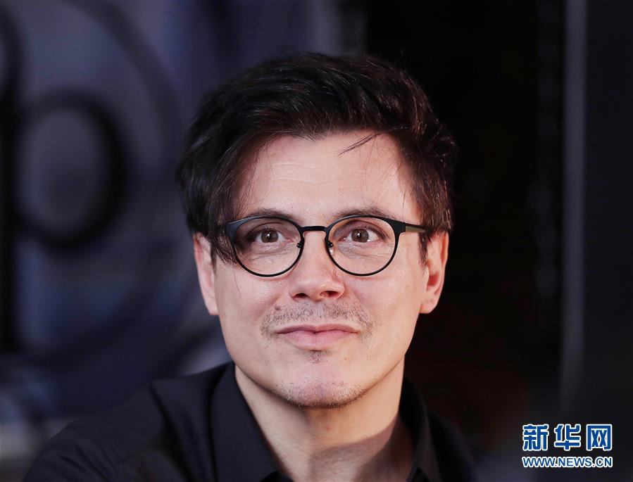 （國際·圖文互動(dòng)）（6）通訊：手牽手，我們共同驅(qū)散陰霾——法國音樂人創(chuàng)作抗疫歌曲背后的故事