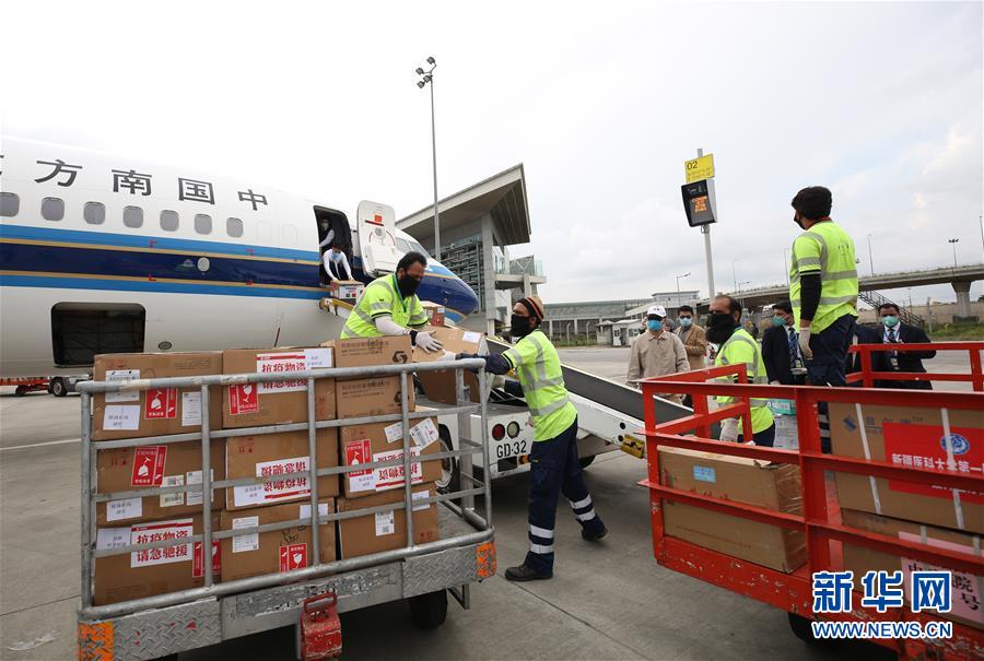 (國際疫情)(3)中國抗疫醫(yī)療專家組抵達(dá)巴基斯坦