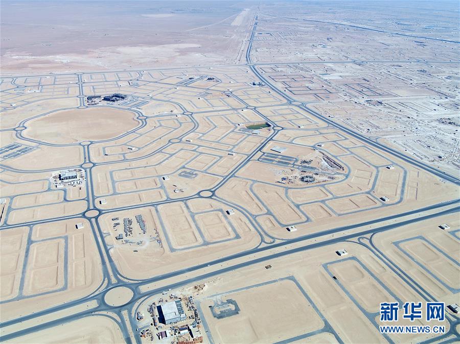 （國際疫情·圖文互動）（5）通訊：防疫、生產(chǎn)兩不誤，沙漠現(xiàn)“棋盤”——記中企承建科威特住房基建項目