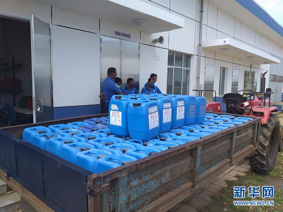 (國際·圖文互動)(1)在斯里蘭卡中國專家和中資企業(yè)助力油輪滅火