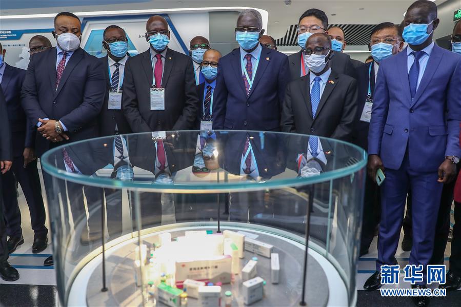 (圖文互動)(2)“中國承諾從不落空”——記非洲使節(jié)參觀國藥集團了解新冠疫苗研發(fā)