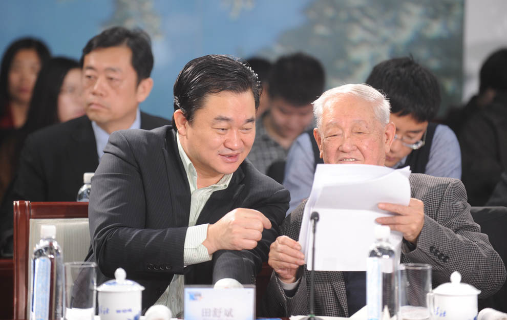 新華網(wǎng)董事長、總裁田舒斌與軍事科學院原副院長糜振玉在現(xiàn)場交流