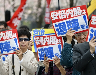 麻煩重重 安倍難逃“森友劫”？